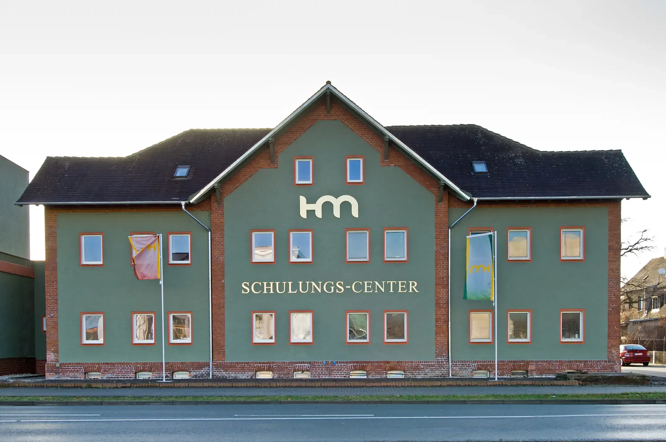 Das Schulungs-Center der HÖHER Akademie in Bitterfeld-Wolfen, Frontansicht mit grüner Fassade