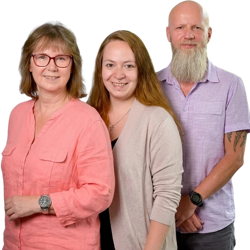 KI-bearbeitet: Angela Völkel, Anja Stein und Michael Hörold aus der Abteilung Fernstudium stehen nebeneinander und lächeln