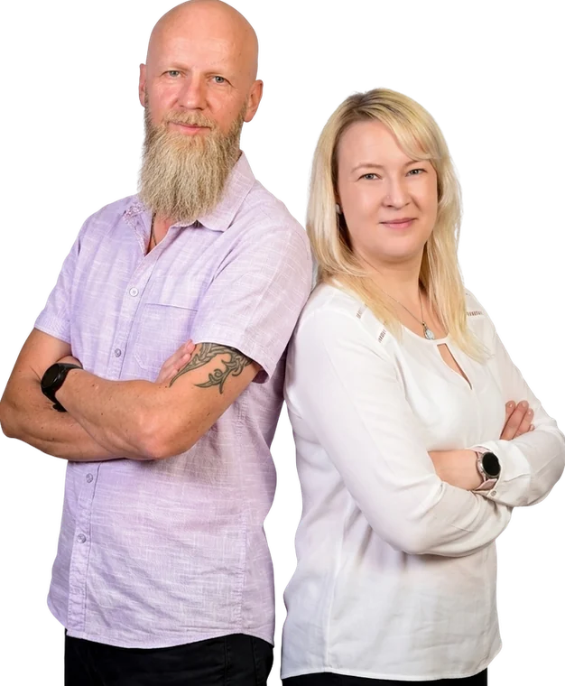 KI-bearbeitet: Michael Hörold und Maria Benkö aus der Kursbetreuung stehen Rücken an Rücken mit verschränkten Armen