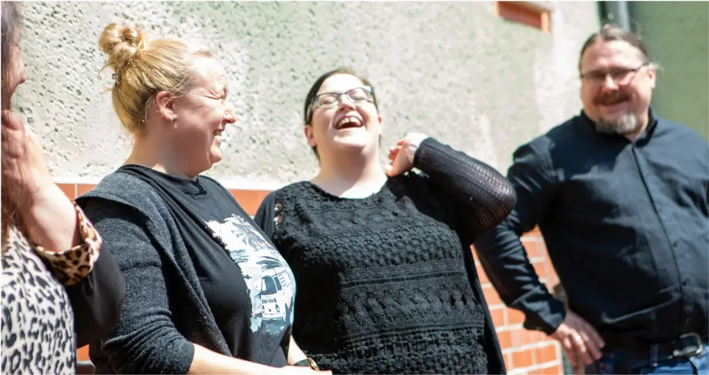 fröhliche Pflegeexpertinnen der HÖHER Akademie beim Teamevent